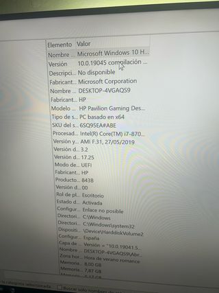 PC sobre mesa completo