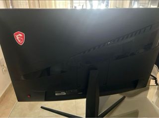 PC sobre mesa completo