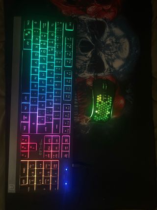 PC sobre mesa completo