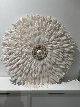 Adorno de pared beige y blanco