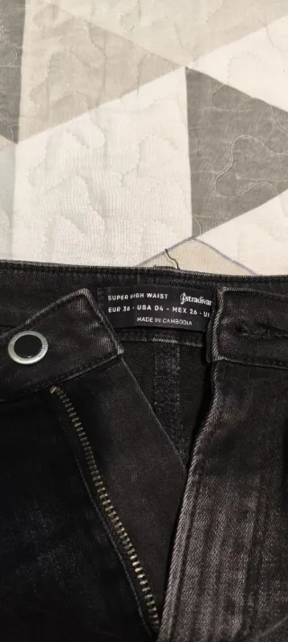 Pantalón vaquero negro Stradivarius Talla 36