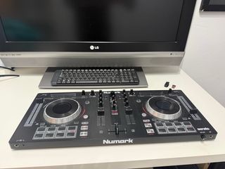 Numark Mixtrack Platinum DJ Controller