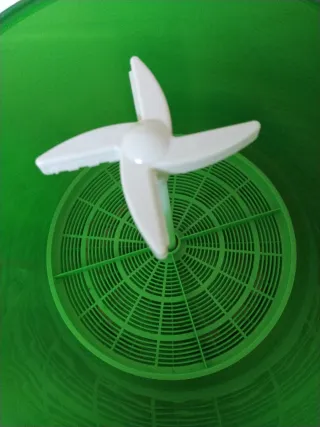 Germinadora de semillas verde y blanca