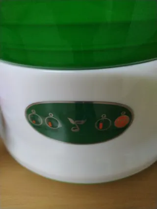 Germinadora de semillas verde y blanca