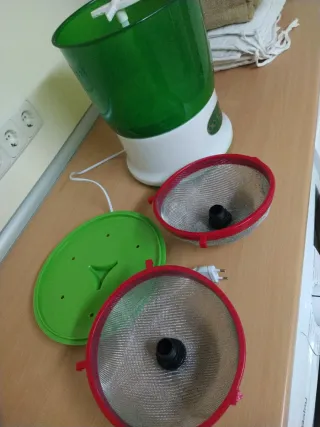 Germinadora de semillas verde y blanca