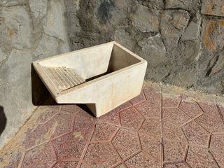 Pila de lavar antigua de piedra