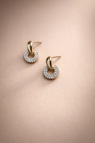 Pendientes dorados con circonitas brillantes
