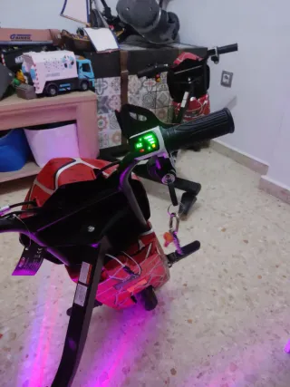 Triciclo Eléctrico Spiderman 3 Velocidades