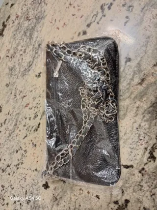 Bolso negro con cadena