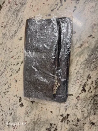 Bolso negro con cadena