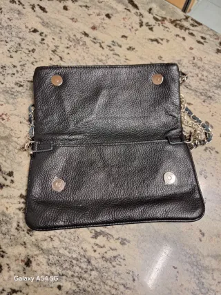 Bolso negro con cadena