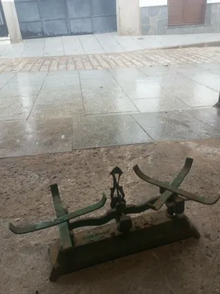 Balanza antigua de hierro