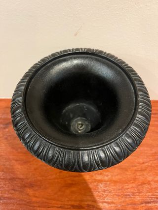 Jarrón de acero negro