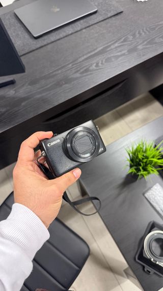 Cámara Canon G7X Negra con Funda Marrón