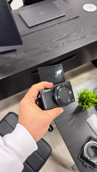 Cámara Canon G7X Negra con Funda Marrón