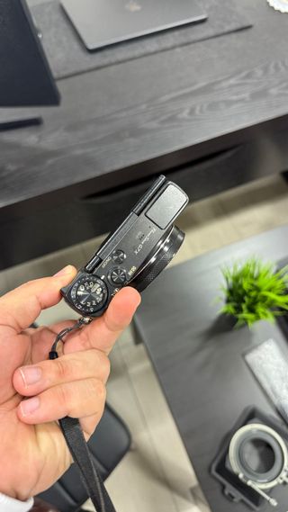 Cámara Canon G7X Negra con Funda Marrón