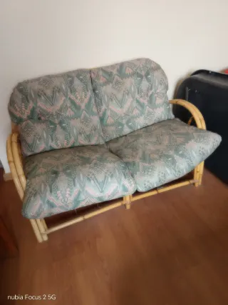 Sofá de mimbre con cojines