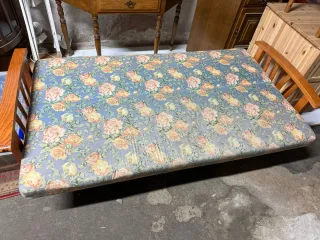 Sofá cama de madera con cama extra inferior