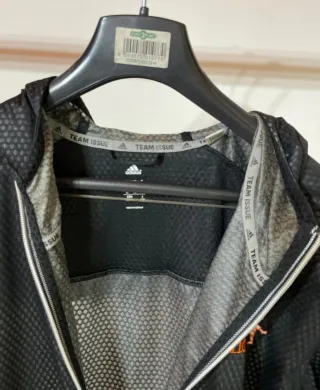 Chaqueta Adidas Negra con Capucha