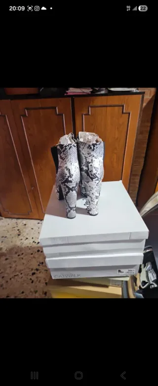 Stivali con tacco e plateau effetto pitone