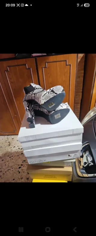 Stivali con tacco e plateau effetto pitone