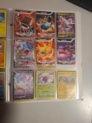 Álbum Pokémon con 240 cartas