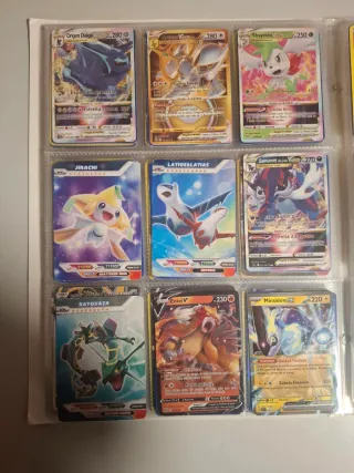 Álbum Pokémon con 240 cartas