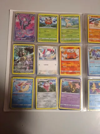 Álbum Pokémon con 240 cartas