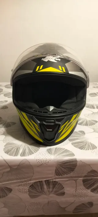 Casco de moto negro y amarillo, Solo 2 puestas.