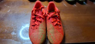 Se regalan Botas Adidas fútbol tacos niño n°31