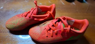 Se regalan Botas Adidas fútbol tacos niño n°31