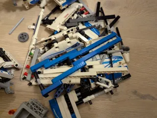 LEGO Technic 42025 Avión de Carga Motorizado