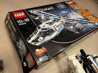 LEGO Technic 42025 Avión de Carga Motorizado