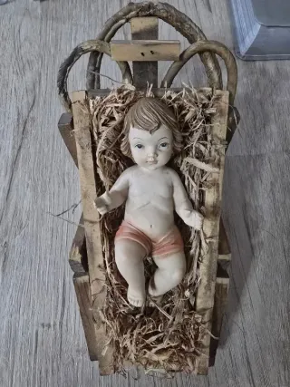 Niño Jesús en Cuna de Madera