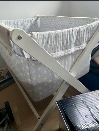 Mini cuna con funda de estrellas