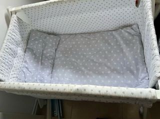 Mini cuna con funda de estrellas