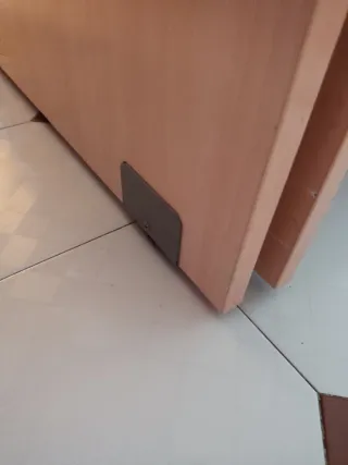 Cama nido de madera con ruedas en ambas camas.