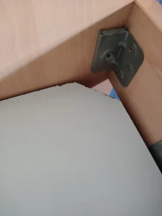 Cama nido de madera con ruedas en ambas camas.