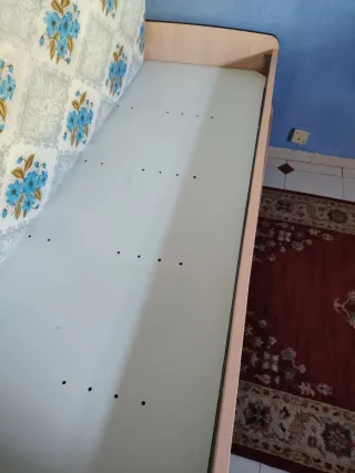 Cama nido de madera con ruedas en ambas camas.