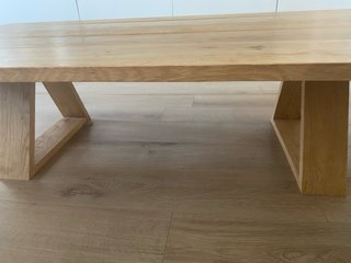 Mesa de salón de madera