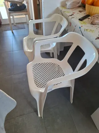 Sillas de playa de plástico blancas