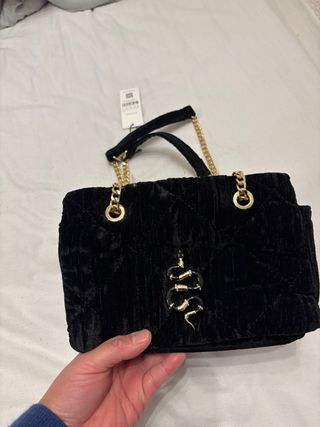 Bolso negro Parfois con cadena y serpiente