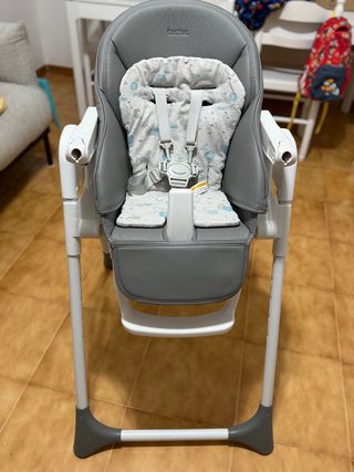 Trona de bebé Tuc Tuc gris con cojín estampado.