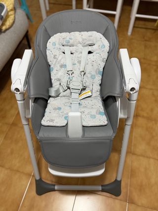 Trona de bebé Tuc Tuc gris con cojín estampado.