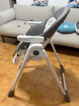 Trona de bebé Tuc Tuc gris con cojín estampado.