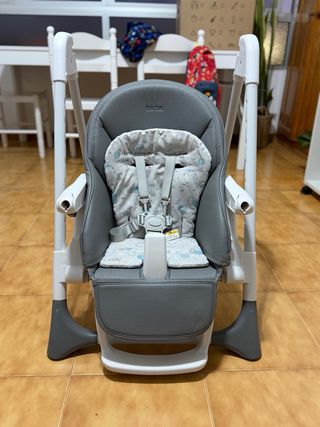 Trona de bebé Tuc Tuc gris con cojín estampado.