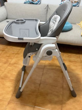 Trona de bebé Tuc Tuc gris con cojín estampado.