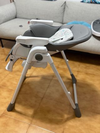 Trona de bebé Tuc Tuc gris con cojín estampado.