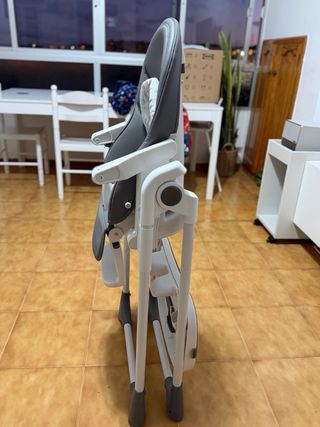 Trona de bebé Tuc Tuc gris con cojín estampado.