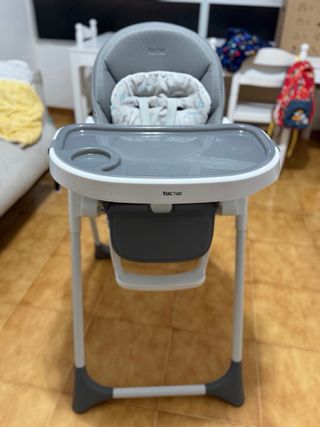 Trona de bebé Tuc Tuc gris con cojín estampado.